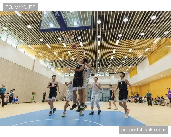 中场花絮:国王队主场为当地高中联赛冠军举办特别庆祝仪式